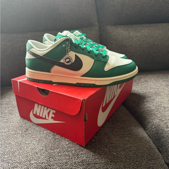 Nike Dunk Low Green and White Shoes - Picture 2 of 2